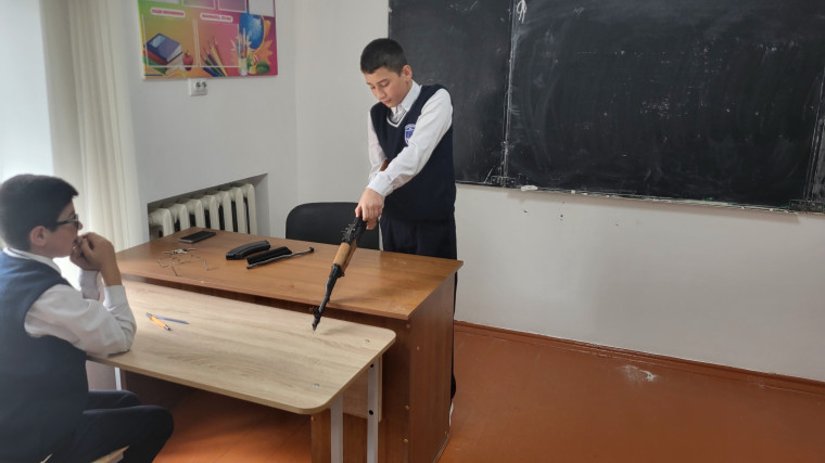 Открытый урок по сборке-разборке автомата Калашникова..