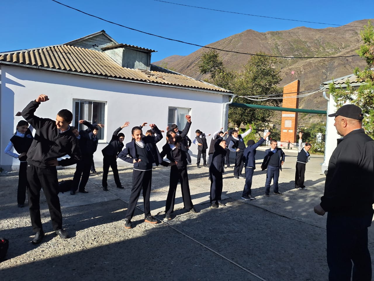 Зарядка в школе по утрам!.