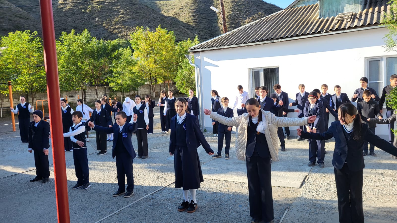 Утро в нашей школе началось с яркого и энергичного события - зарядки!.