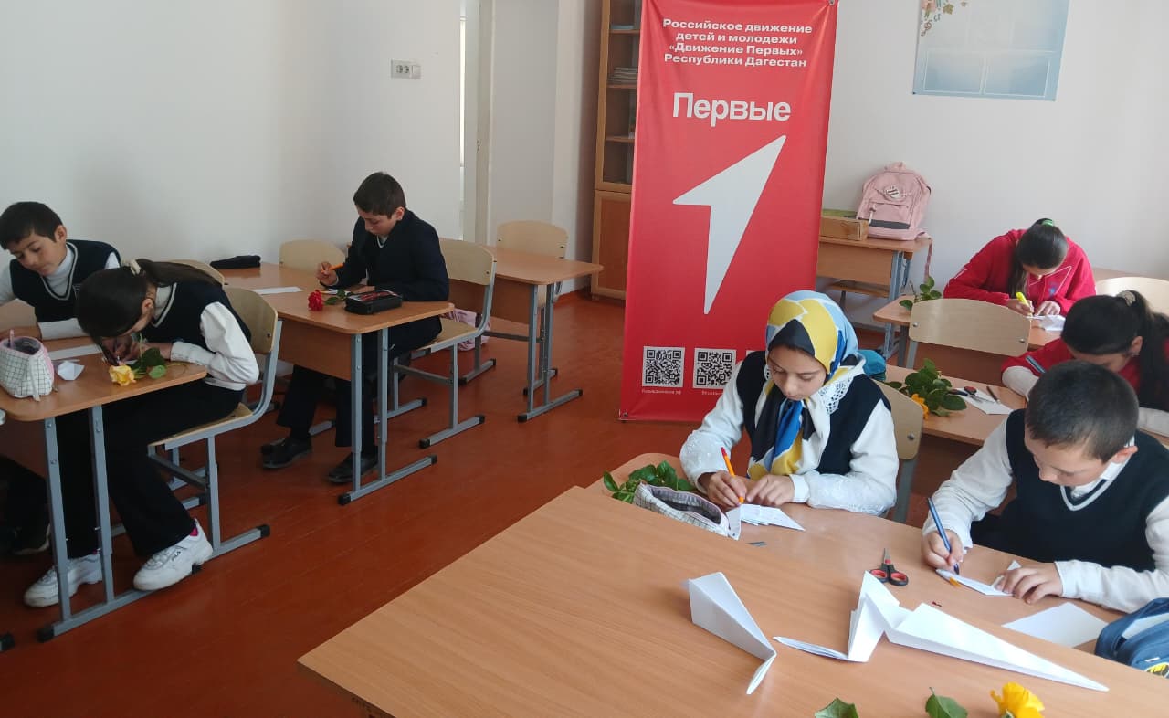 Активисты Движения Первых радуют учителей в преддверии праздника!.