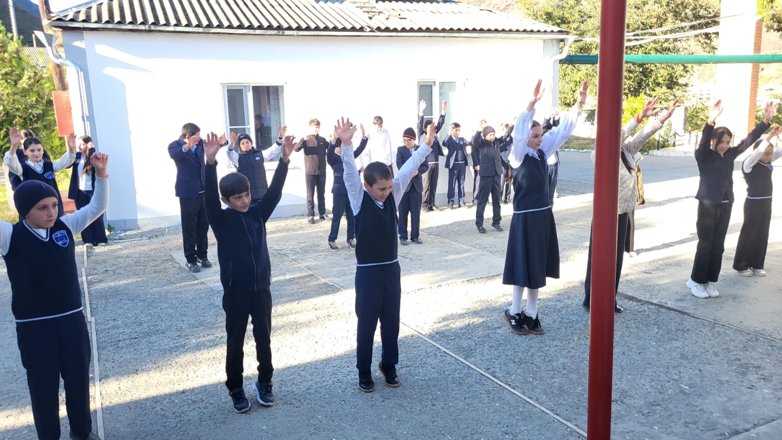 УТРЕННЯЯ ЗАРЯДКА В ШКОЛЕ.