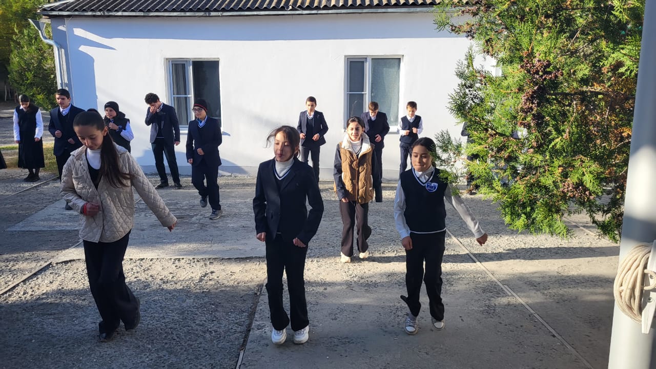 Зарядка в школе!.