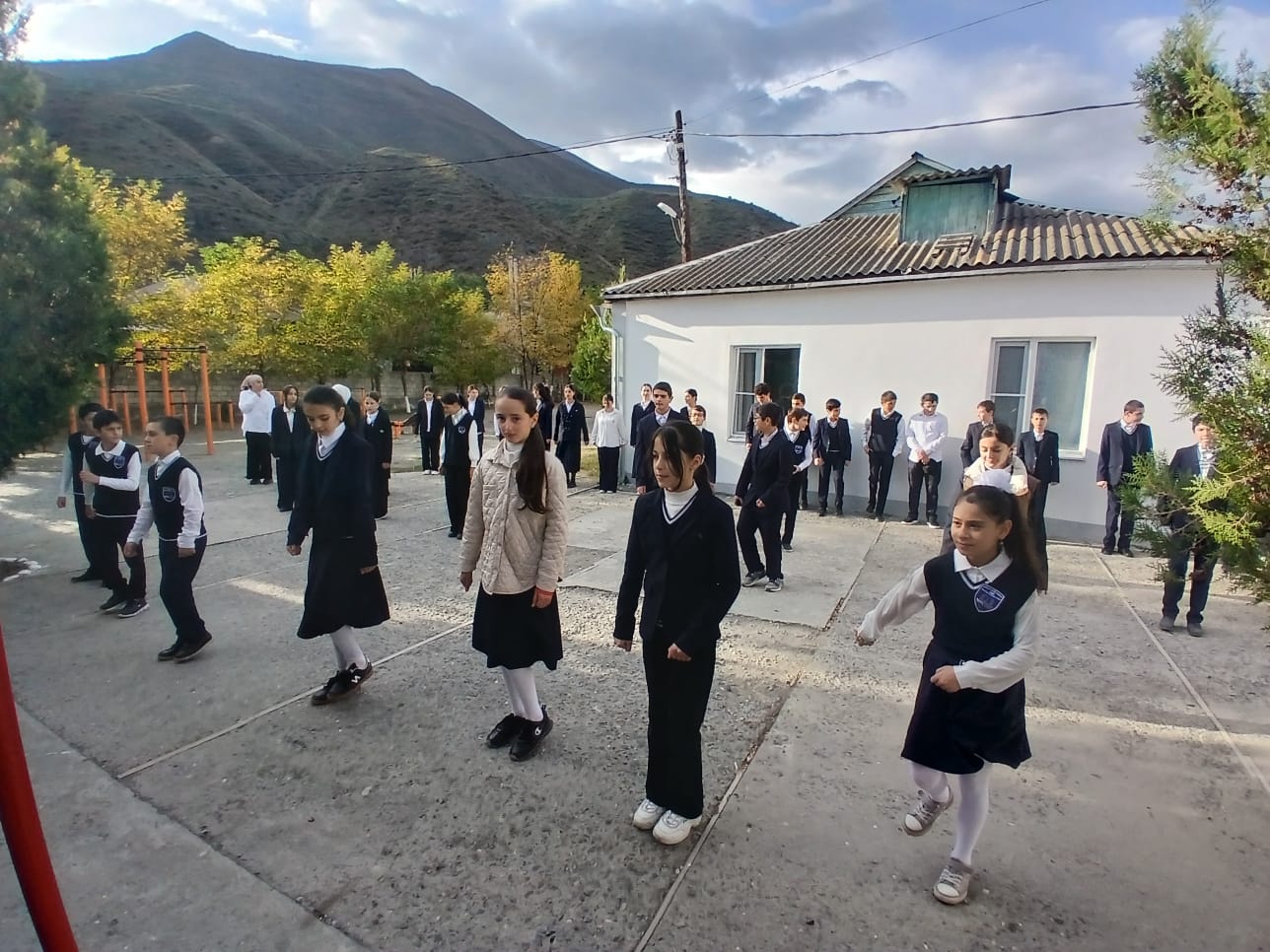 Зарядка в школе по утрам!.